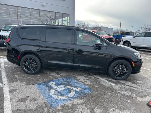 New 2026 Chrysler Pacifica Limited image 39