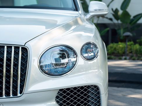 Certified 2025 Bentley Bentayga image 7