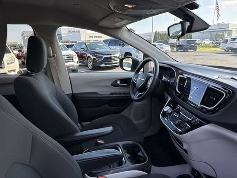 Used 2017 Chrysler Pacifica Touring Plus FWD image 18