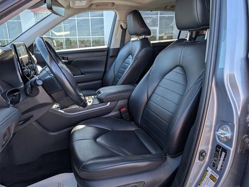 Used 2022 Toyota Highlander XLE image 12