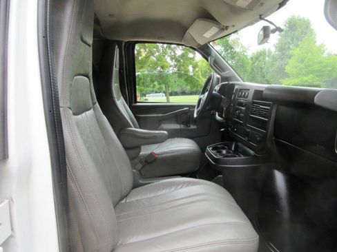 Used 2017 Chevrolet Express 2500 RWD image 34