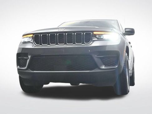 Used 2024 Jeep Grand Cherokee Laredo RWD image 32