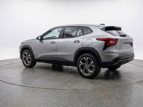 Used 2025 Chevrolet Trax LT FWD image 6