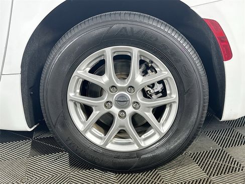 Used 2024 Chrysler Pacifica Touring-L image 35