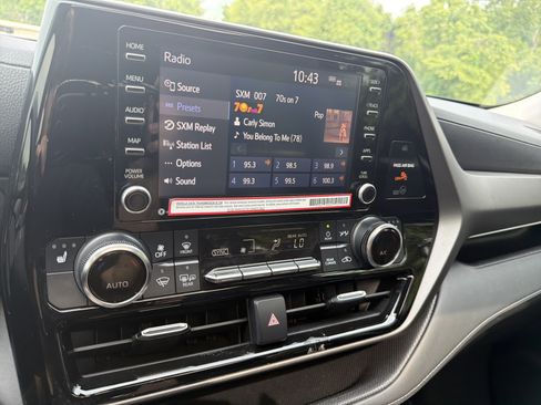 Used 2022 Toyota Highlander XLE FWD image 28