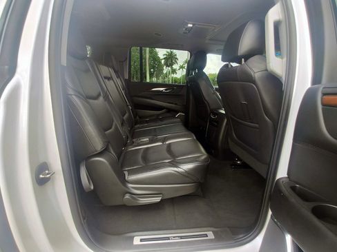 Used 2018 Cadillac Escalade ESV Premium Luxury AWD/4WD image 16
