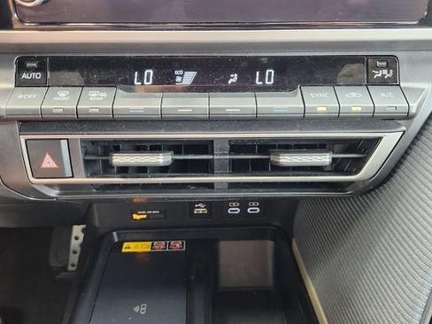 Used 2025 Toyota Camry SE FWD image 31
