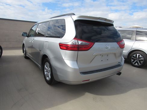 Used 2020 Toyota Sienna LE image 4