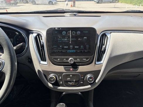Used 2018 Chevrolet Malibu LT FWD image 16