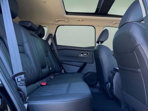 New 2026 Nissan Rogue Platinum w/ Platinum Premium Package AWD/4WD image 12