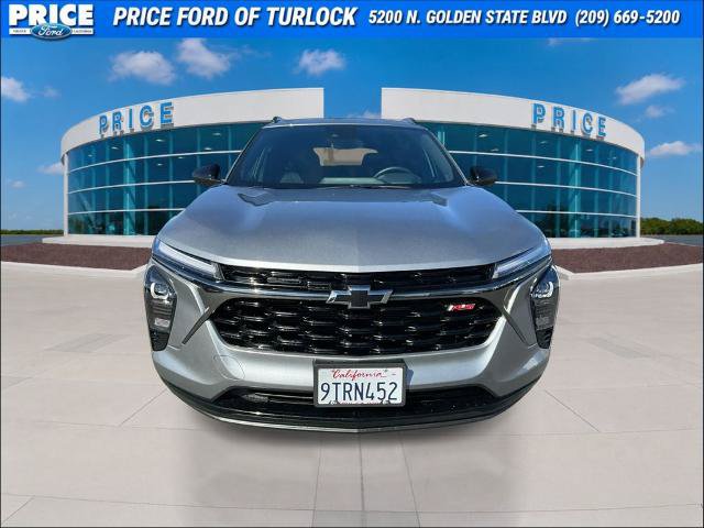 Used 2025 Chevrolet Trax RS w/ Sunroof Package FWD image 2