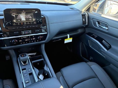 New 2025 Nissan Pathfinder SL image 13