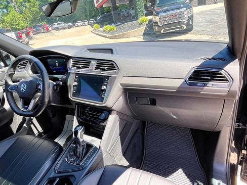 Used 2024 Volkswagen Tiguan SE R-Line FWD image 9