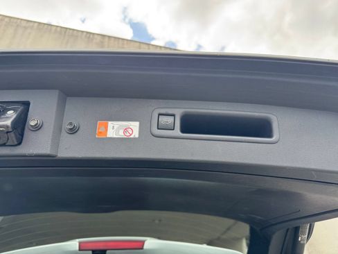 Used 2025 Toyota Highlander LE FWD image 20