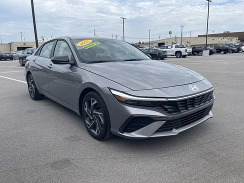 Used 2025 Hyundai Elantra Sport FWD image 7