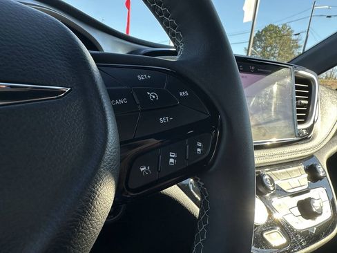 Used 2023 Chrysler Pacifica Touring-L w/ S Appearance Package image 15