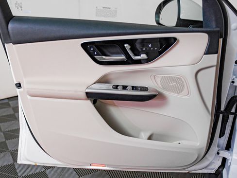 Used 2025 Mercedes-Benz GLC 350e 4MATIC image 20