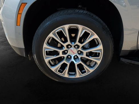 Used 2025 GMC Yukon XL Denali AWD/4WD image 9