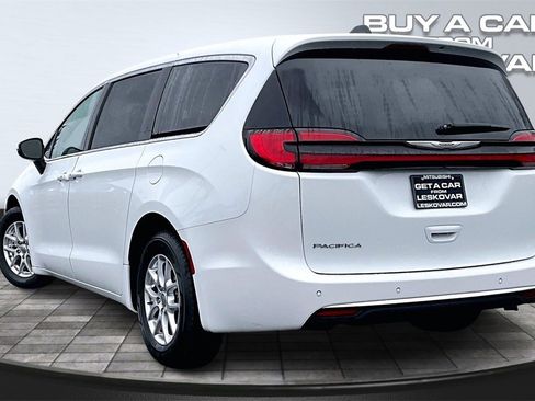 Used 2023 Chrysler Pacifica Touring-L image 2