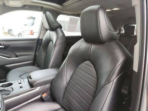 Used 2025 Toyota Highlander XLE image 17