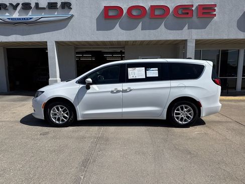 Used 2023 Chrysler Voyager LX FWD image 2