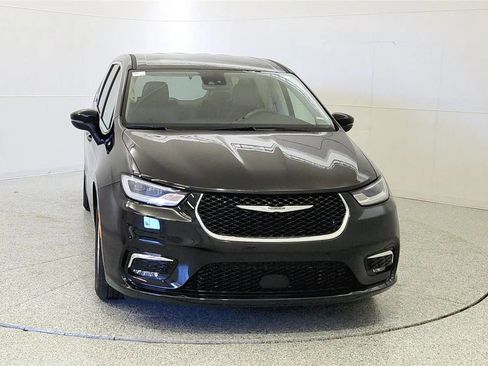Used 2023 Chrysler Pacifica Touring-L FWD image 2