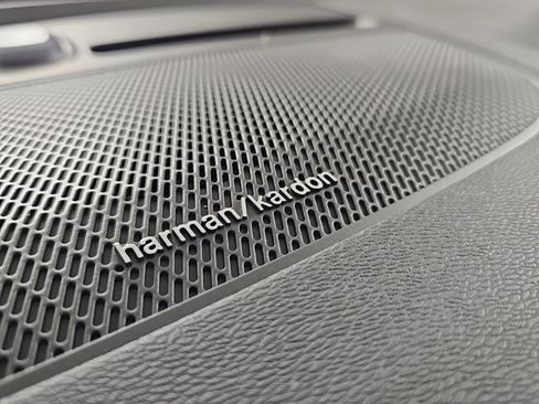 Certified 2023 Volvo XC40 B5 Ultimate w/ Climate Package image 23