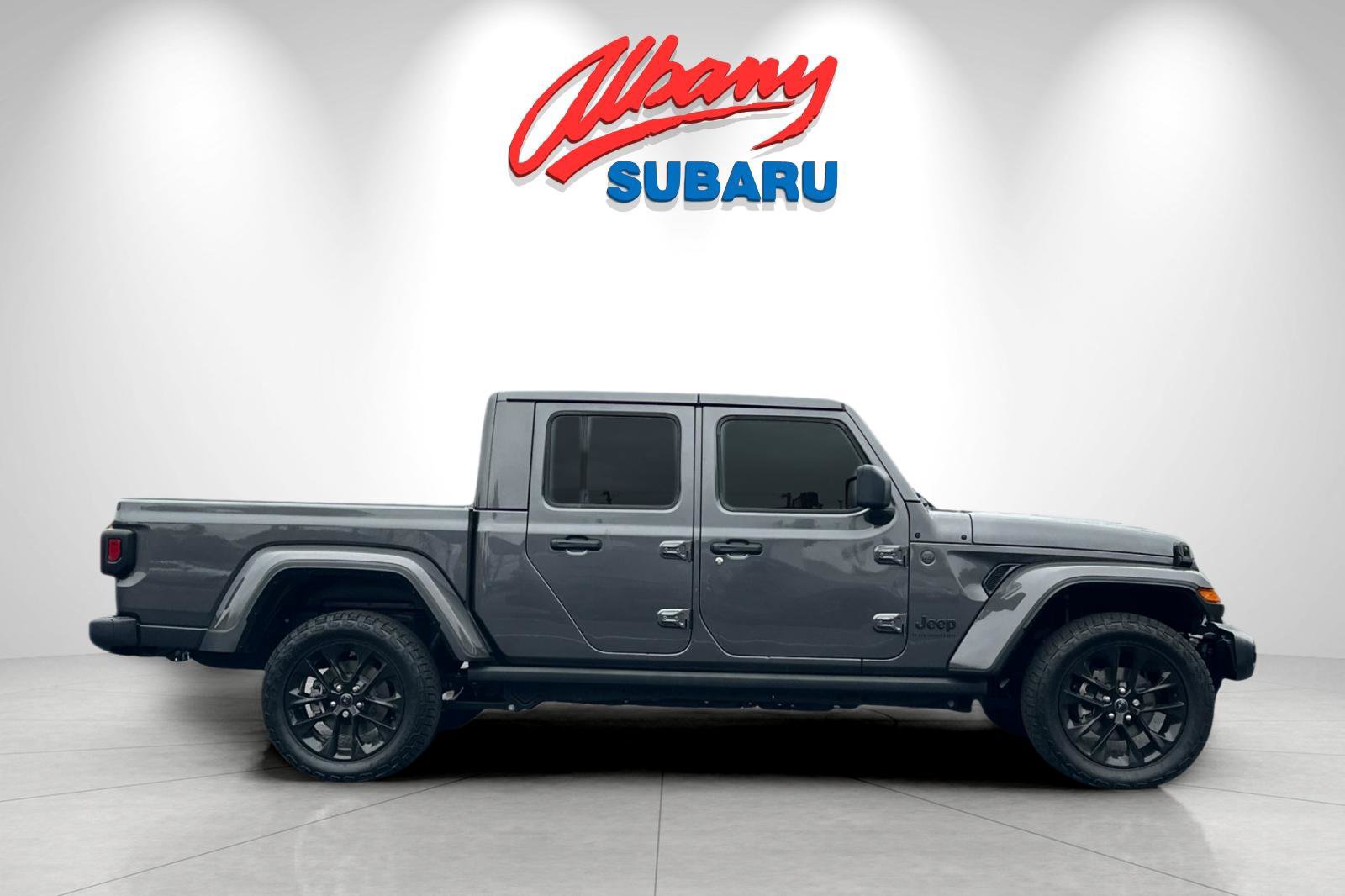 Used 2025 Jeep Gladiator Sport AWD/4WD image 3