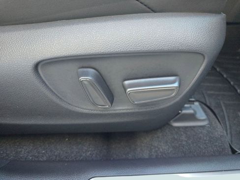 Used 2023 Toyota Venza Limited image 33