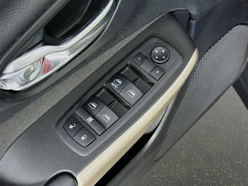 Used 2018 Jeep Cherokee Latitude w/ Altitude Package image 18