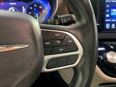 Used 2017 Chrysler Pacifica Touring-L Plus FWD image 19