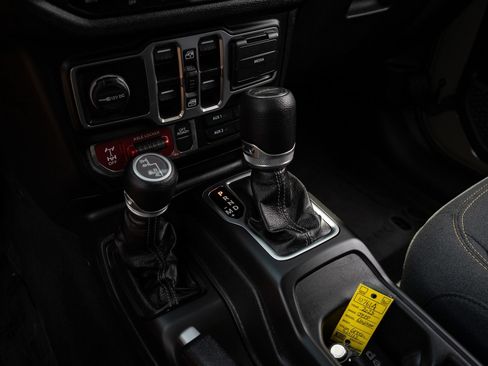 Used 2025 Jeep Gladiator Sport AWD/4WD image 26