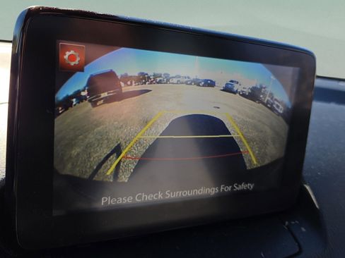 Used 2020 Toyota Yaris L image 24