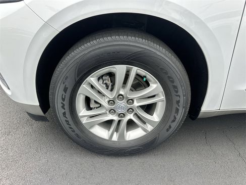 Used 2021 Buick Enclave Essence image 10