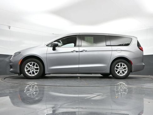 Used 2017 Chrysler Pacifica Touring FWD image 46