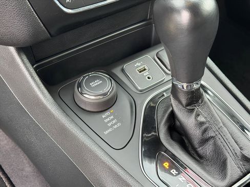 Used 2023 Jeep Cherokee Altitude Lux image 23