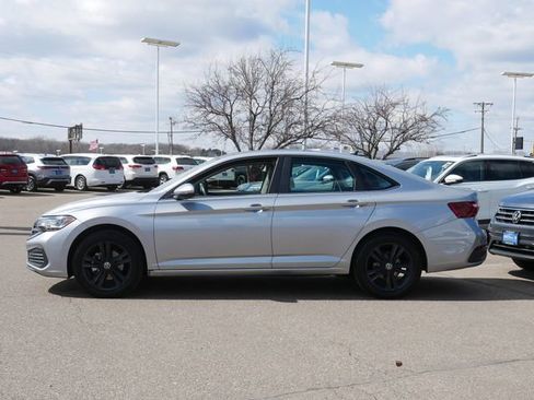 Certified 2023 Volkswagen Jetta SE w/ Panoramic Sunroof Package image 4