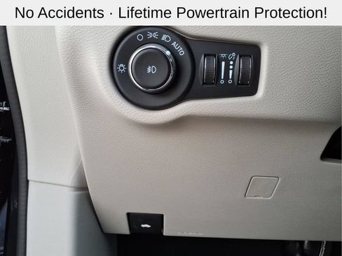 Used 2024 Chrysler Pacifica Touring-L FWD image 16