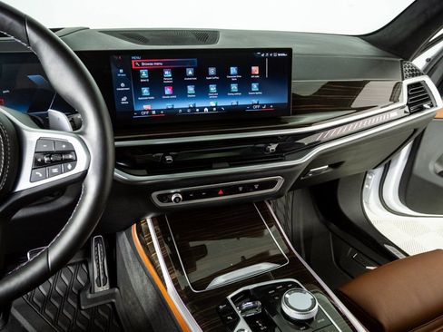 Used 2025 BMW X7 M60i image 13