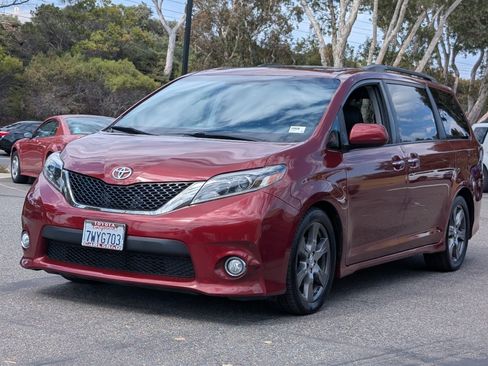 Used 2017 Toyota Sienna SE Premium FWD image 12