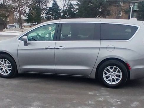 Used 2020 Chrysler Pacifica Touring w/ Cold Weather Group image 8