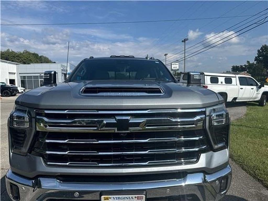 Used 2024 Chevrolet Silverado 2500 LTZ w/ LTZ Premium Package AWD/4WD image 10