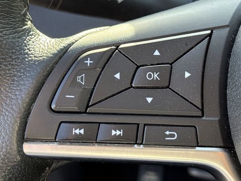 Used 2018 Nissan Rogue SV image 24