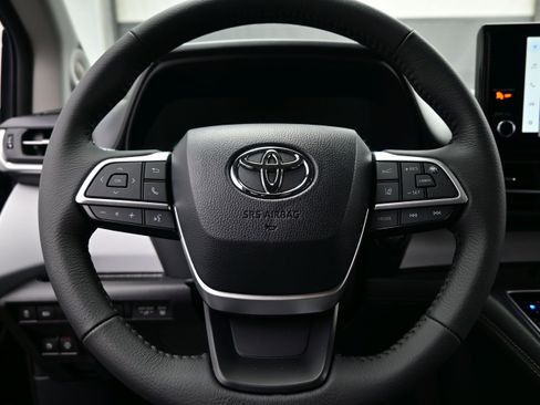 Used 2026 Toyota Sienna XLE FWD image 25