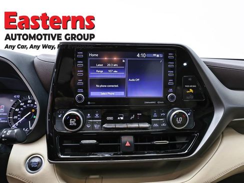 Used 2021 Toyota Highlander XLE AWD/4WD image 12
