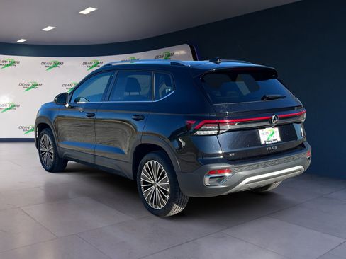 Certified 2025 Volkswagen Taos SE FWD image 6