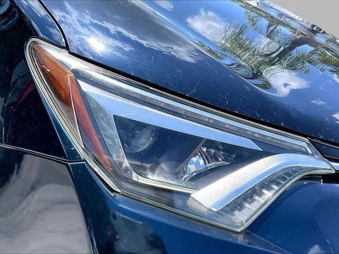 Used 2018 Toyota RAV4 Limited FWD image 28