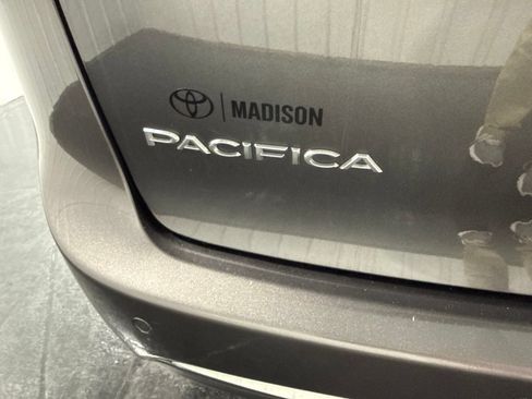 Used 2023 Chrysler Pacifica Limited FWD image 57