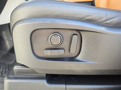 Used 2024 Land Rover Defender 110 X-Dynamic SE image 13