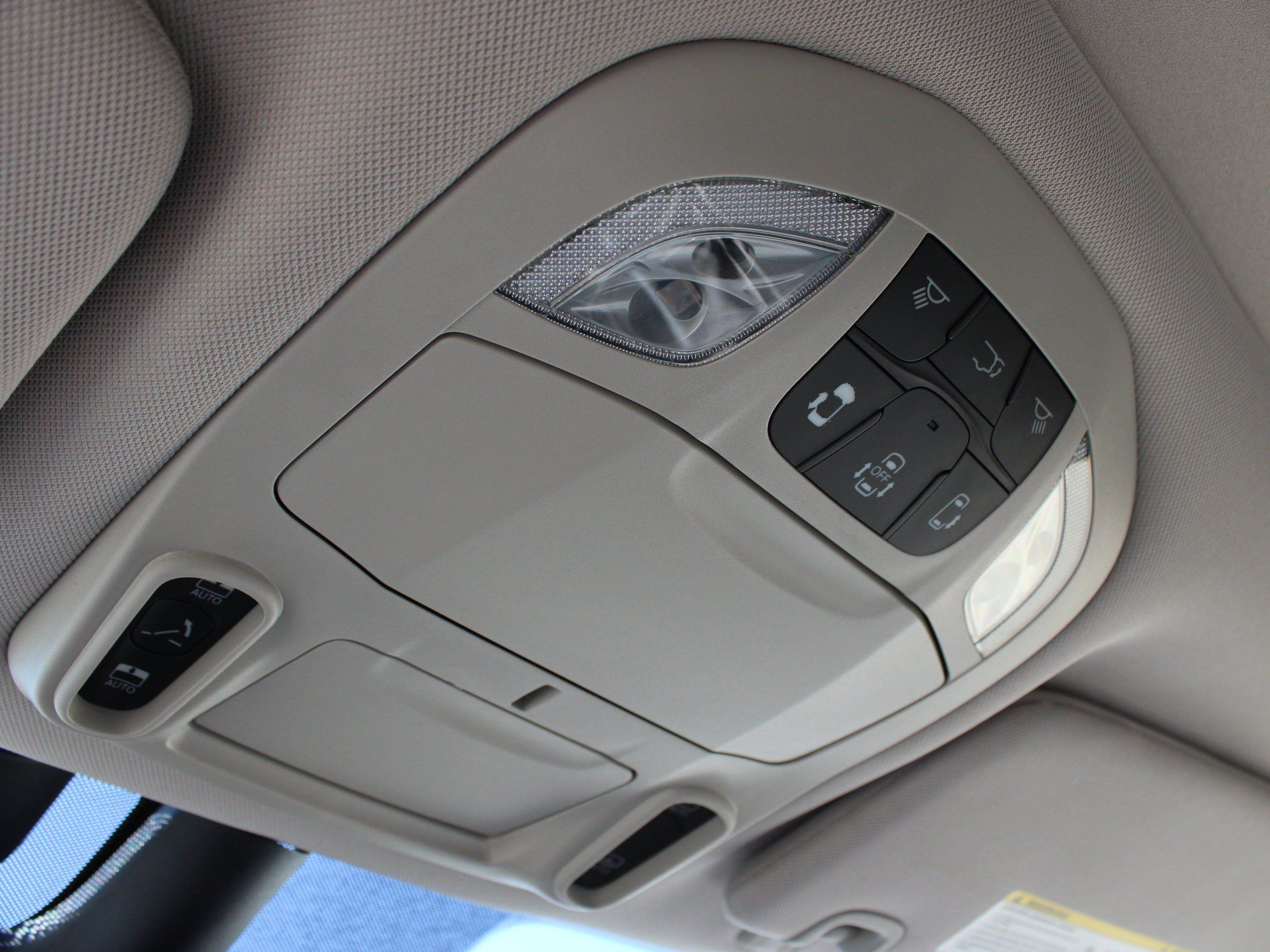 Used 2020 Chrysler Pacifica Limited w/ Tire & Wheel Group FWD image 32